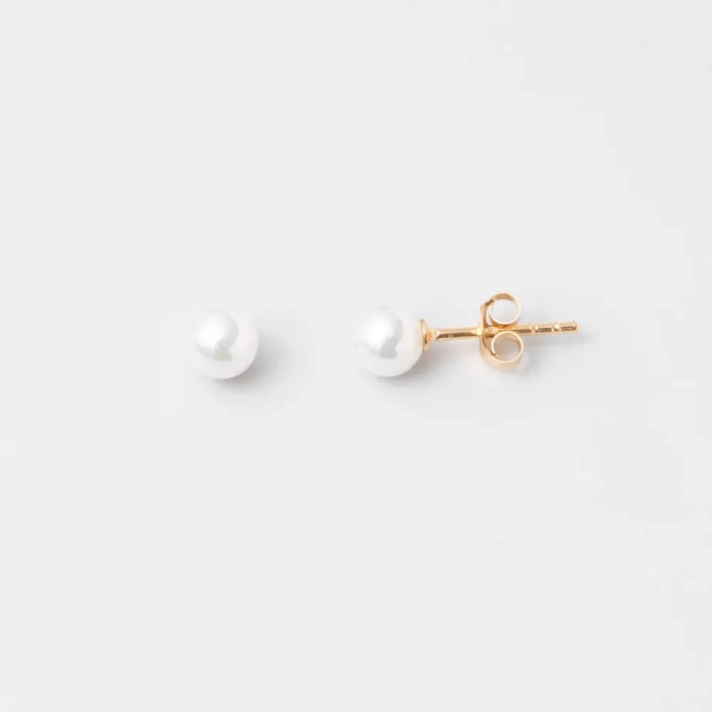 Fejn Pearl Stud Earrings